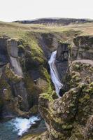 Erstaunliche Aussicht auf die isländische tiefe Schlucht 14 foto