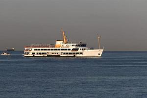 Fähre in der Bosporus-Meerenge, Istanbul, Türkei foto