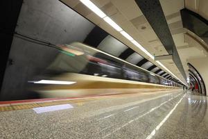 U-Bahn bewegt sich in einer Station foto