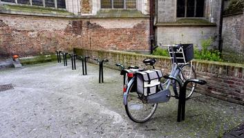 Fahrrad und Schloss in Brügge Belgien foto