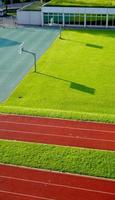 Laufbahn und Basketballplatz vertikal foto