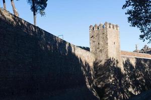 Alte Mauer und Turm der Stadt Barcelona foto