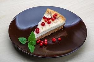 Käsekuchen mit Beeren und Minze foto