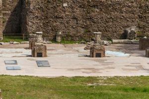 Gebäuderuinen und antike Säulen in Rom, Italien foto