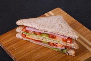 Club-Sandwich mit Schinken und Käse foto