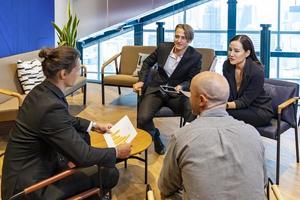 teamtreffen kaukasischer geschäftsleute, die ein brainstorming zur daten- und informationsanalyse für das strategische management für eine erfolgreiche marketingstrategie durchführen foto