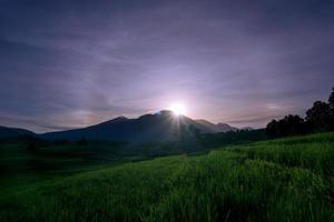 natürliche landschaft von bergen und sonnenschein mit regenbogenringen in indonesien foto