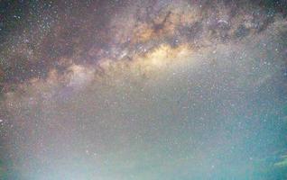 natürliche szenerie des nachthimmels mit der milchstraße in indonesien foto