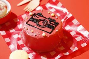 roter Mini-Kuchen mit Kamerabild-Buttercreme-Topping foto