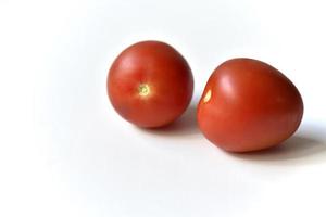 reife rote Tomaten auf weißem Hintergrund eins und mehrere foto