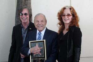 los angeles, aug 27 - jackson browne, joe smith, bonnie raitt am joe smith star auf dem hollywood walk of fame im capital records building am 27. august 2015 in los angeles, ca foto