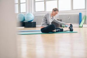 Fit Frau beim Stretching Workout