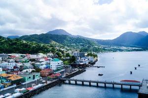 roseau die hauptstadt von dominica aus der perspektive des kreuzfahrtterminals foto