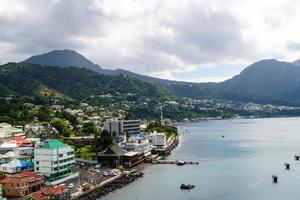 roseau die hauptstadt von dominica aus der perspektive des kreuzfahrtterminals foto