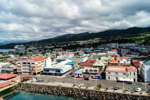 roseau die hauptstadt von dominica aus der perspektive des kreuzfahrtterminals foto