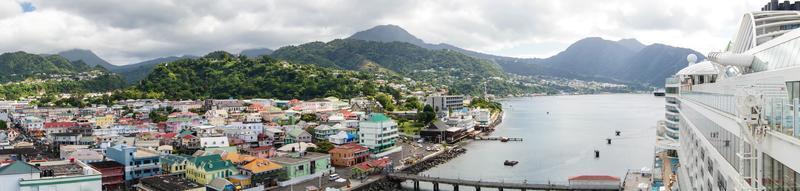 roseau die hauptstadt von dominica aus der perspektive des kreuzfahrtterminals foto