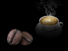 weiße Kaffeetasse und Kaffeebohne sind auf schwarzem Hintergrund foto