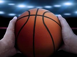 Basketballspieler mit Ball foto