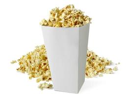 Popcorn im Karton isoliert auf weißem Hintergrund foto