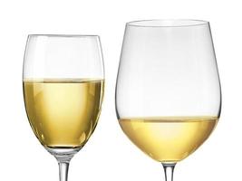 Wein in einem Glas isoliert auf weißem Hintergrund foto