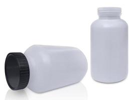 weiße Plastikflasche mit blauem Deckel und Plastiksprühflaschen, isolierter weißer Hintergrund foto