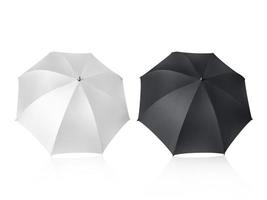 weißer und schwarzer Regenschirm lokalisiert auf weißem Hintergrund foto