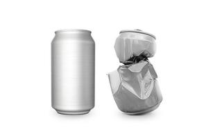 Zerknitterter leerer Soda- und Bierdosenmüll, zerkleinerte Junk-Dosen können isoliert auf weißem Hintergrund recycelt werden foto