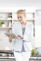 Geschäftsfrau mit digitalem Tablet foto
