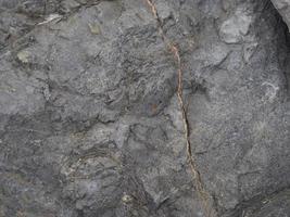 dunkelgrauer Steinhintergrund, schwarze Hardrock-Natur foto