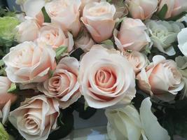 Rosa alte Rose handgefertigt schöner künstlicher Blumenstrauß Blumendekoration dekorativer Hintergrund für Grußkarten oder Feiern Eventdesign Retro, aus Stoff und Kunststoff, Valentinstag foto