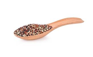 gemischte rohe Quinoa in Holzlöffel isoliert auf weißem Hintergrund foto