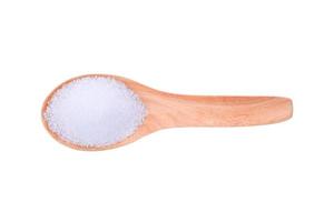 Zucker in Holzlöffel isoliert auf weißem Hintergrund. Ansicht von oben foto