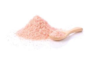 Rosa Himalaya-Salz in Holzlöffel isoliert auf weißem Hintergrund foto