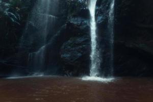 Wasserfall im tropischen Wald in der Regenzeit foto