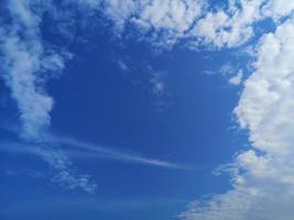 altostratus weiße wolken im blauen himmel natürlichen hintergrund schöne natur umwelt raum zum schreiben foto