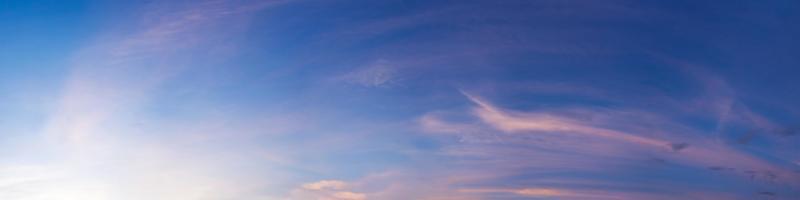 dramatischer Panoramahimmel mit Wolken bei Sonnenaufgang und Sonnenuntergang. foto