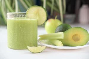 Entgiftungsdiät. grüner smoothie mit obst und gemüse auf weißem tisch. foto