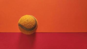 tennisball auf farbigem hintergrund foto