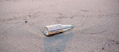 Glasflaschenmüll am Strand. Ökologie, Umwelt, Umweltverschmutzung und ökologisches Problemkonzept foto