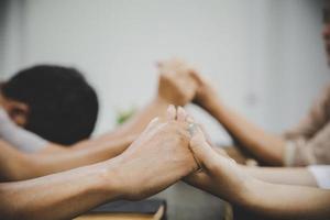 Gruppe von Menschen, die Anbetung beten, glauben foto