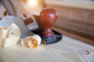 Nahaufnahme von Holzspänen auf dem Schreibtisch eines Tischlers. Holzbearbeitungs- und Tischlerideen. foto