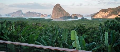 landschaft phang nga bay aussichtspunkt bei samet nang she in der nähe von phuket im süden thailands., wahrzeichen und beliebte touristenattraktion. südostasien reisen und tropisches sommerferienkonzept foto