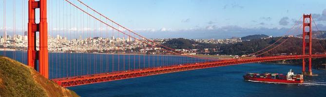 Golden Gate Bridge und ein Containerschiff