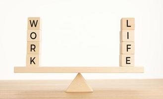 Balance zwischen Leben und Arbeitskonzept. Holzklötze mit Wort auf Wippe. Platz kopieren foto