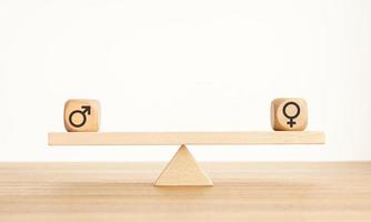 Konzept der Gleichstellung der Geschlechter. Holzklotz mit Geschlechtersymbol auf einer Wippe. Platz kopieren foto