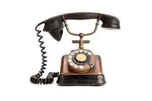 altes Kupfertelefon mit Bakelit-Hörer isoliert auf weißem Hintergrund. Telefon aus den 30er Jahren foto