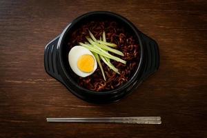 koreanische Instantnudeln mit schwarzer Bohnensauce foto