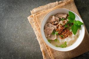 pho bo vietnamesische suppe mit schweinefleisch und reisnudeln foto