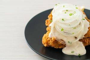 Schneezwiebelhuhn oder Brathähnchen mit cremiger Zwiebelsauce foto