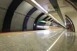 U-Bahn bewegt sich in einer Station foto